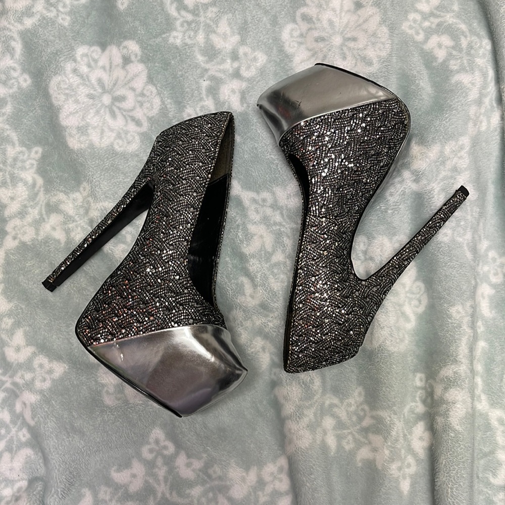 Pre owned Shoedazzle size 7US sliver and black heels